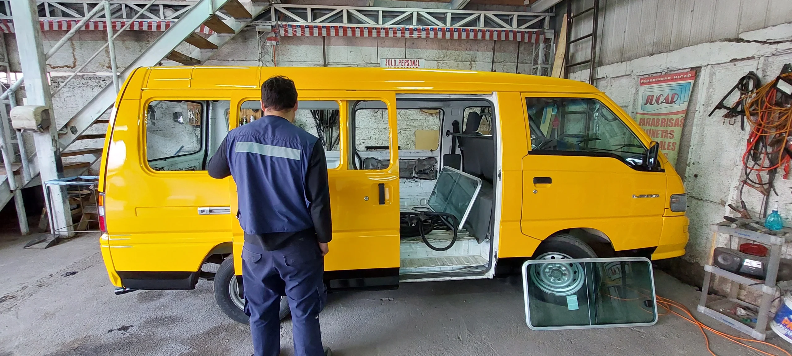 Trabajo de instalación de vidrios realizado por JUCAR en un vehículo de trabajo